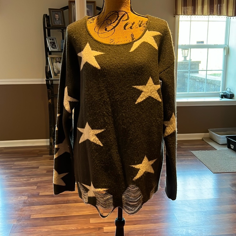 Size L GRAY sweater with white stars and distressed trim - Picture 4 of 6